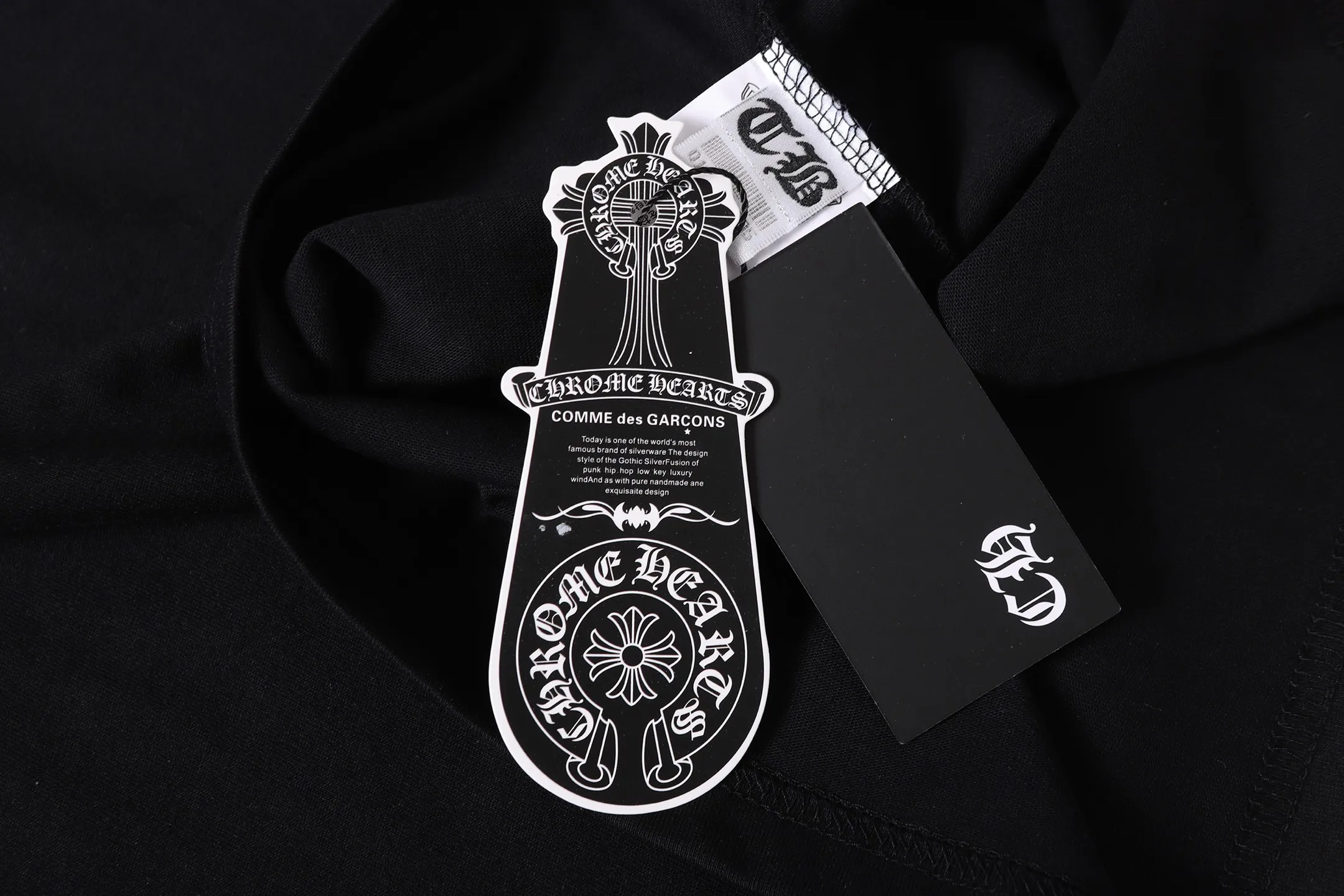 P160 Chrome Hearts CH Chrome Hearts Heavy Industry lip graffiti leather cross ✝️Short-sleeved T-shirt Use imported Tajima machine embroidery Correctly configured Black 2025 Chrome Hearts nylon bag authentic packaging 260 grams of custom-dyed double yarn cotton Large version Loose and stylish Differentiation from low version slim and long version The upper body pulls the hips 100% commitment: top quality Do not make fast food The highest version on the market Top quality - different from the ordinary versions on the market If you care about quality, you should also respect the price. Absolutely 0 after-sales service and 0 return rate so far. It’s hard not to love the style - 260g custom-dyed double yarn fabric - Correct high-density main mark, washed tag, hand-sewn